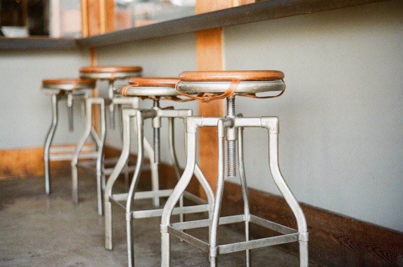 bar-old-stools-2645-829×550 68% palących pracowników korporacji chce w najbliższym czasie rozstać się z nałogiem