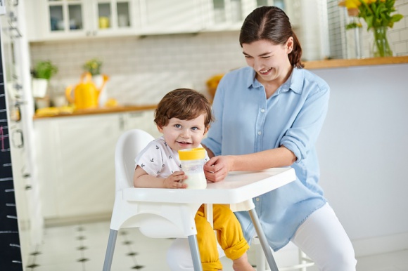 Okiem gastroenterologa: Mleko dla dziecka ? jakie, kiedy i w jakich ilościach? Zdrowie, LIFESTYLE - Jakie mleko wybrać dla małego dziecka? Wyjaśnia dr n.med. Agnieszka Krzywicka, specjalista pediatra, gastroenterolog dziecięcy, ekspert BebiKlub.pl.