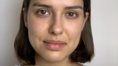 Modelowanie kształtu twarzy, konturowanie i modelowanie owalu twarzy kosmetykami do makijażu