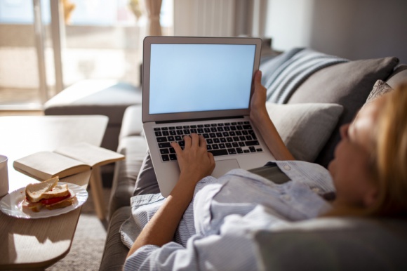 Pandemia groźna dla? kręgosłupa / komentarz fizjoterapeuty Zdrowie, LIFESTYLE - Przymusowe unieruchomienie podczas pandemii sprzyja nadwadze: gdy mniej się ruszamy, a jemy wciąż tyle samo ? skutki są oczywiste. Fizjoterapeuci podkreślają jak ważna jest dziś troska o kręgosłup, dla którego każdy dodatkowy kilogram to zagrożenie.