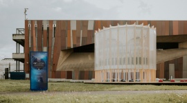 W Polsce powstał pierwszy biotechnologiczny plac zabaw Zdrowie, LIFESTYLE - W ramach kampanii ?Pomóżmy dzieciom oddychać lepiej?, zainicjowanej przez Otrivin Oddychaj Czysto, powstał jedyny w swoim rodzaju plac zabaw AirBubble, który ma pokazać, jak naturalne, innowacyjne rozwiązania mogą pomagać oczyszczać powietrze.