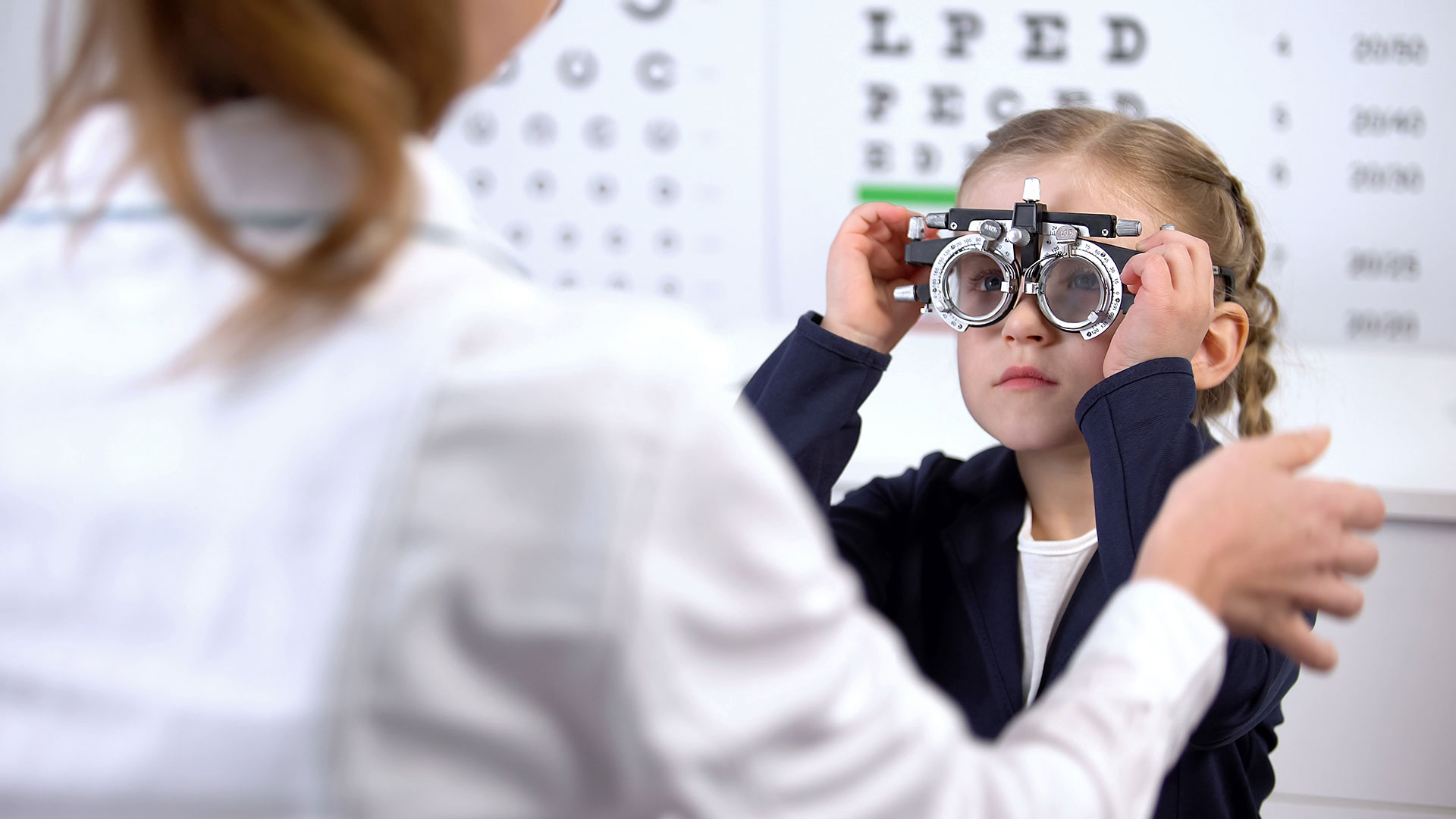 Problem krótkowzroczności (miopii) – Epidemia krótkowzroczności wśród dzieci ? problem widoczny gołym okiem
